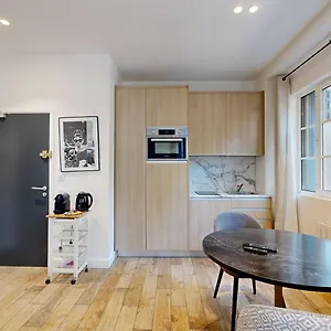 151 Jean Yves - Superbe A Paris